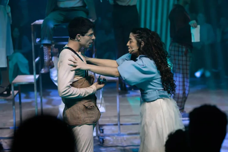 Inédito no Brasil, musical Alice de Cor e Salteado está em cartaz em São Paulo