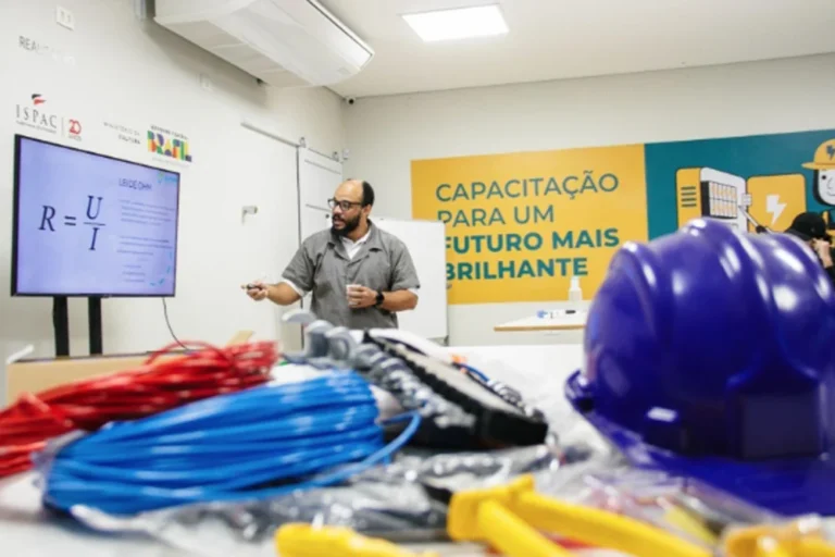 Curso gratuito capacita jovens em elétrica e iluminação cênica em Mogi das Cruzes