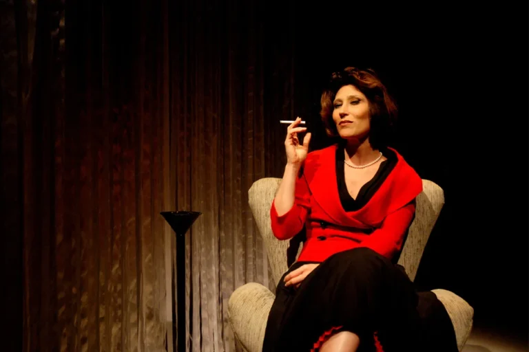 Beth Goulart reestreia “Simplesmente Eu, Clarice Lispector” no Teatro Fashion Mall