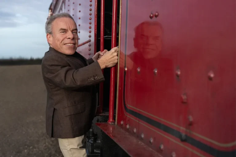 Warwick Davis volta a Hogwarts na nova série de Harry Potter