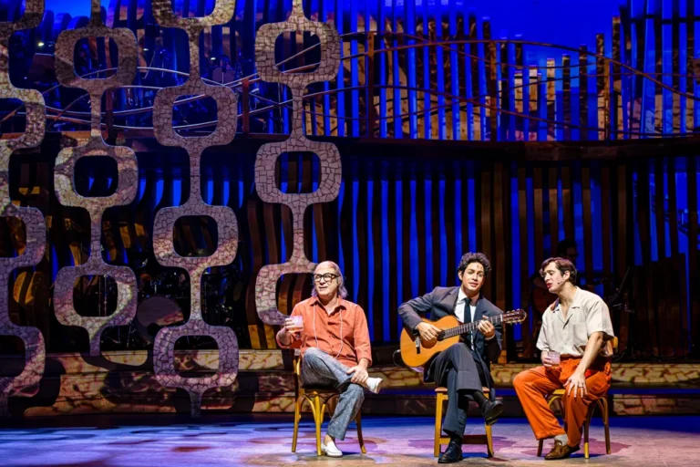 Teatro Bradesco recebe “Tom Jobim Musical”, espetáculo sobre a vida e obra do compositor