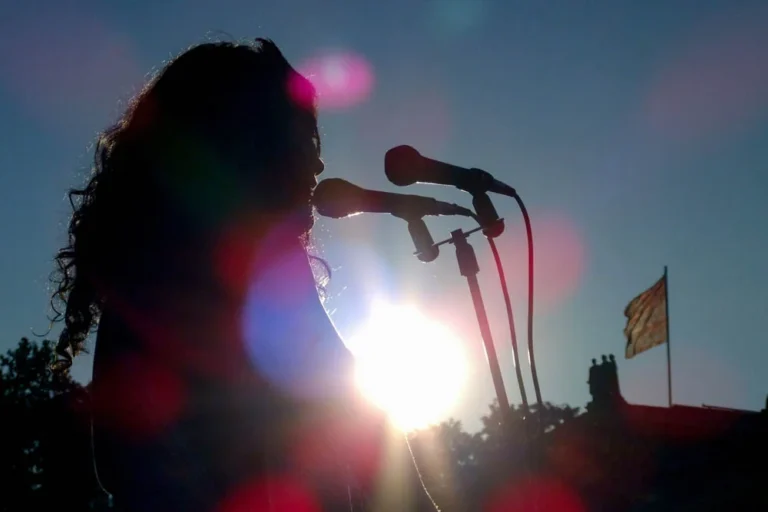 Projeto em Curitiba busca cantores amadores para estudo e atendimentos de saúde vocal